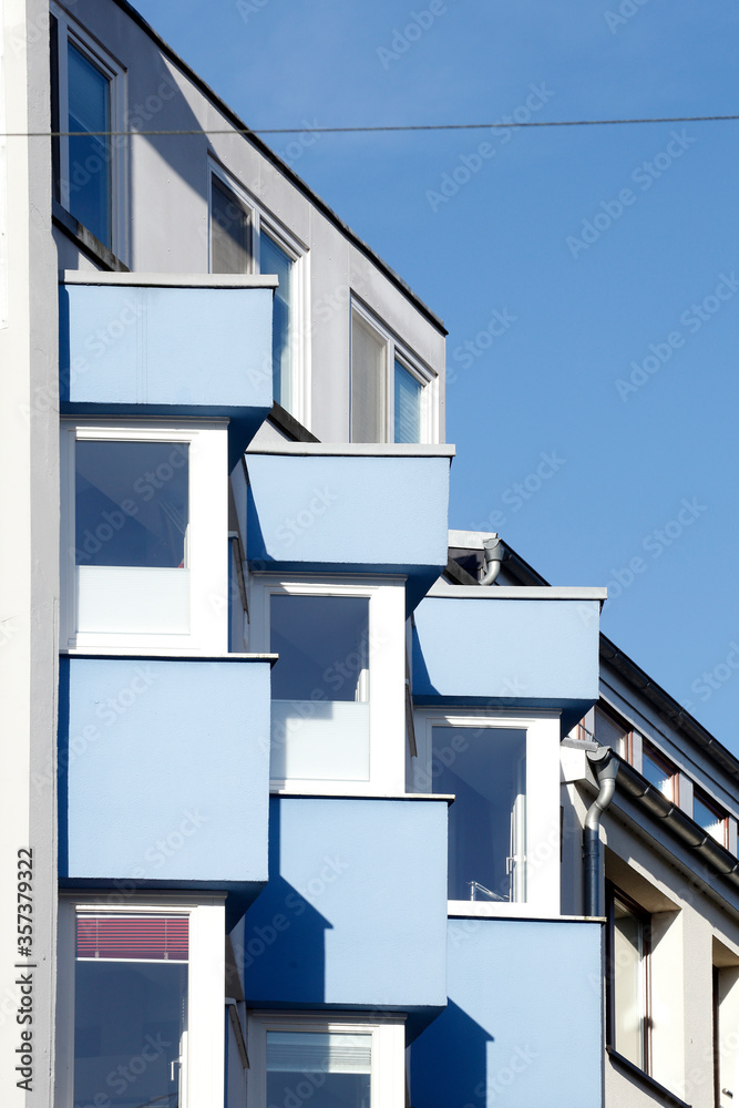 Blaue Erker mit Fenstern an einem modernen Wohnhaus, Bremen, Deutschland Blaue Erker mit Fenstern an einem modernen Wohnhaus, Bremen, Deutschland