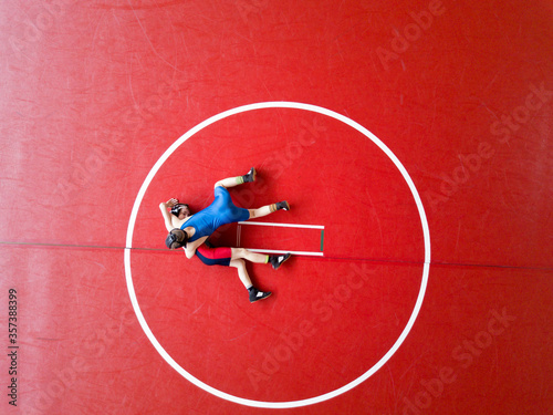 Foto Aerial view of two wrestlers competing on a red wrestling mat.