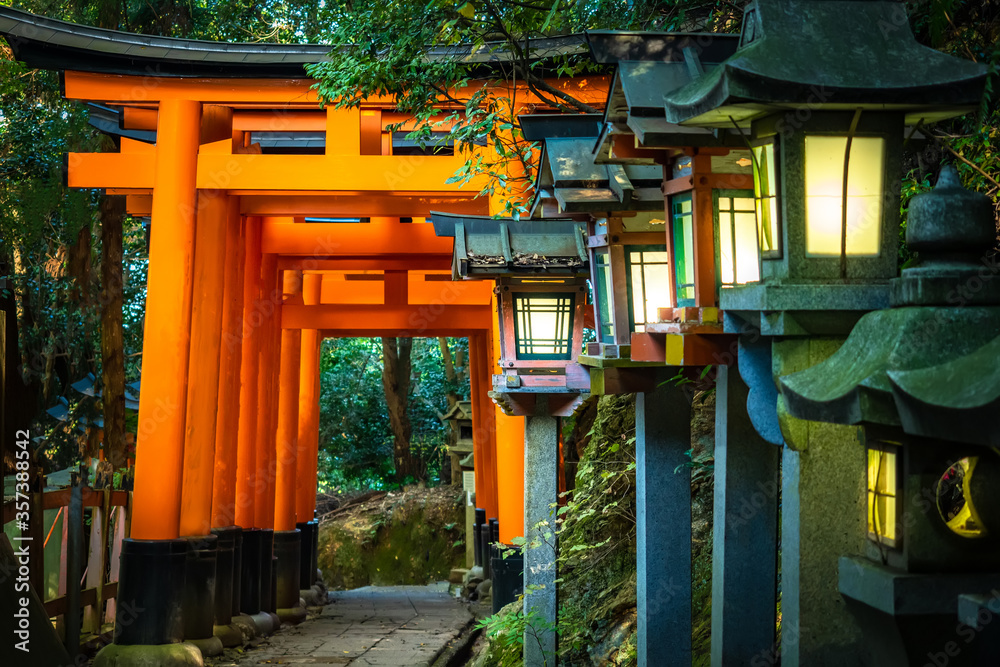 Obraz premium Japonia. Kompleks świątynny na górze Inariyama. Kioto. Świątynia Fushimi Inari. Świątynia Fushimi Inari Taisha. Świątynia tysiąca bram. Shinto. Mitologia Japonii. Najbardziej rozpoznawalny punkt orientacyjny Japonii