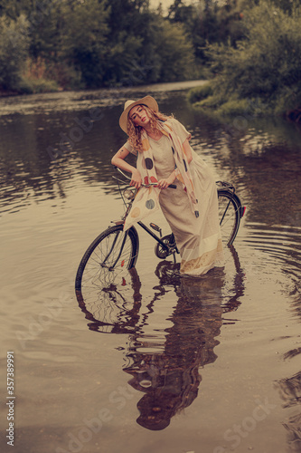 Junge Frau mit Vintage Fahrrad