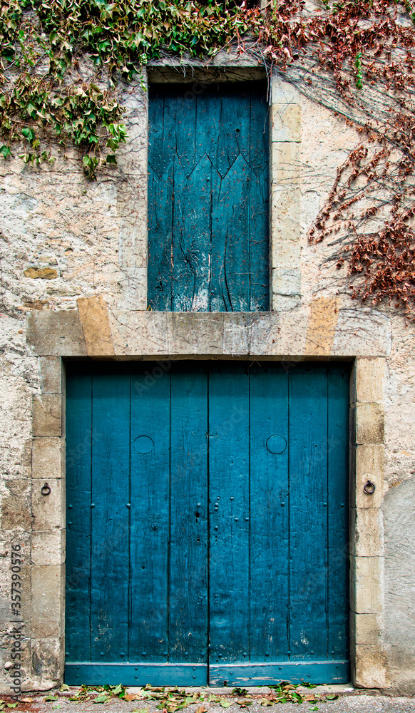 Porte et fenêtre traditionnelles à Mirepoix, France