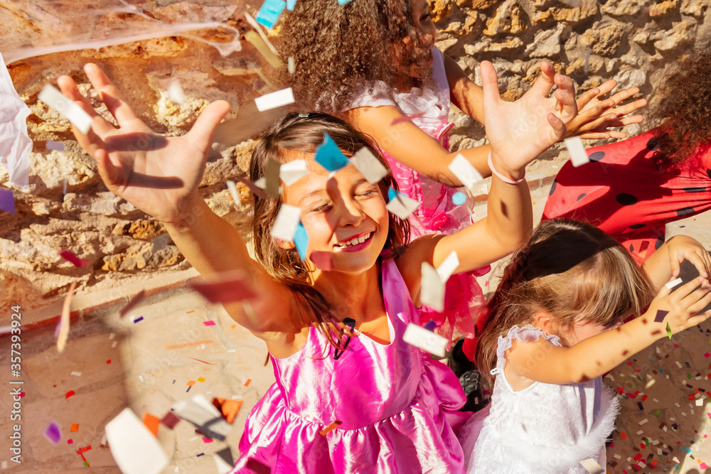 Φωτογραφία Close top portrait from above of kids throw confetti wearing Halloween costumes