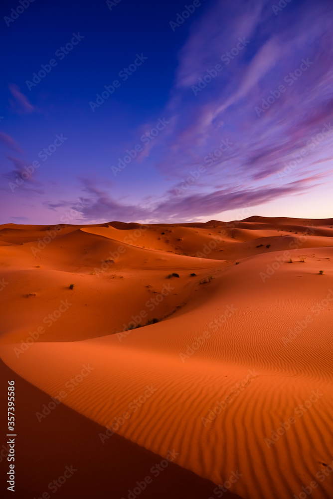 Naklejka premium Dramtic and colorful sunrise at the Sahara desert: Earth's Largest Hot Desert