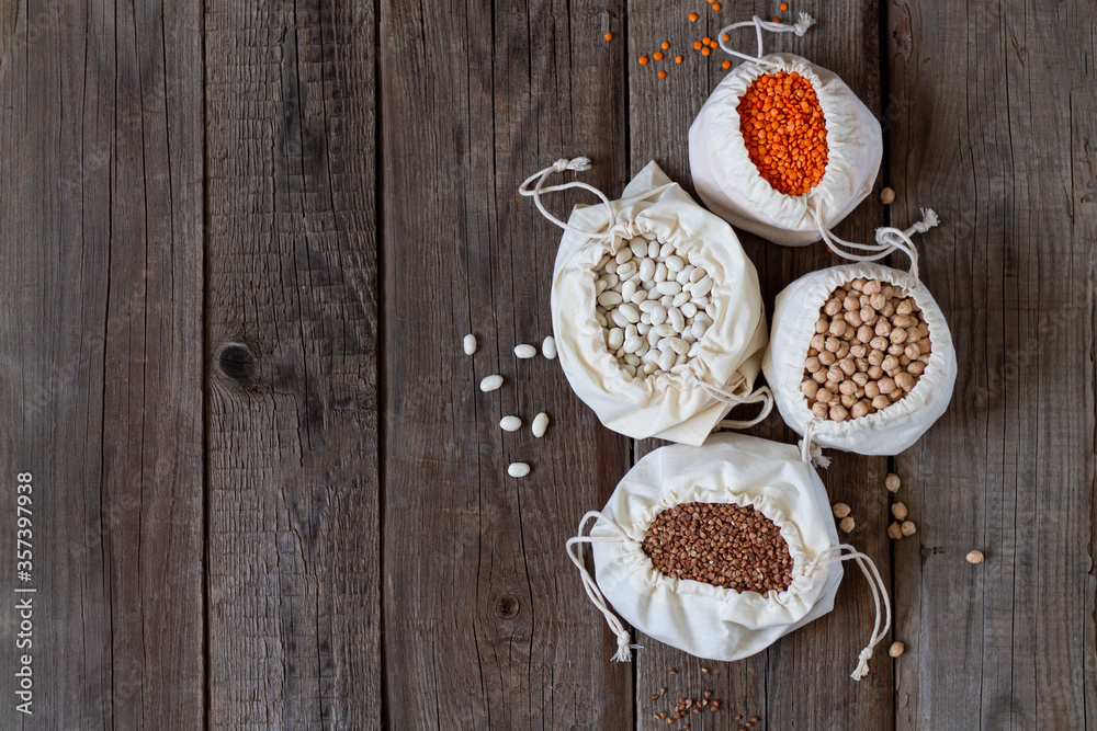 Set of gluten free grains in eco linen bags (chickpeas, lentils, beans and buckwheat) Set of gluten free grains in eco linen bags (chickpeas, lentils, beans and buckwheat)