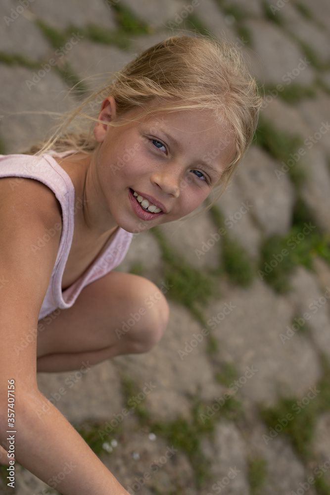 Mädchen beim unbeschwerten Spielen und Bewegen in der Freizeit, auf Wiesenpfaden, am Strand, See und dem Fluss Elbe Mädchen beim unbeschwerten Spielen und Bewegen in der Freizeit, auf Wiesenpfaden, am Strand, See und dem Fluss Elbe