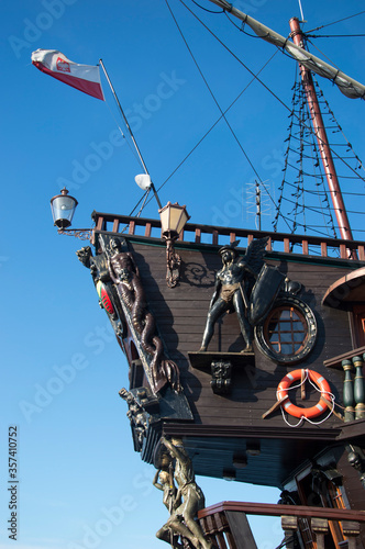 sailing ship mast pirate (ID: 357410752)