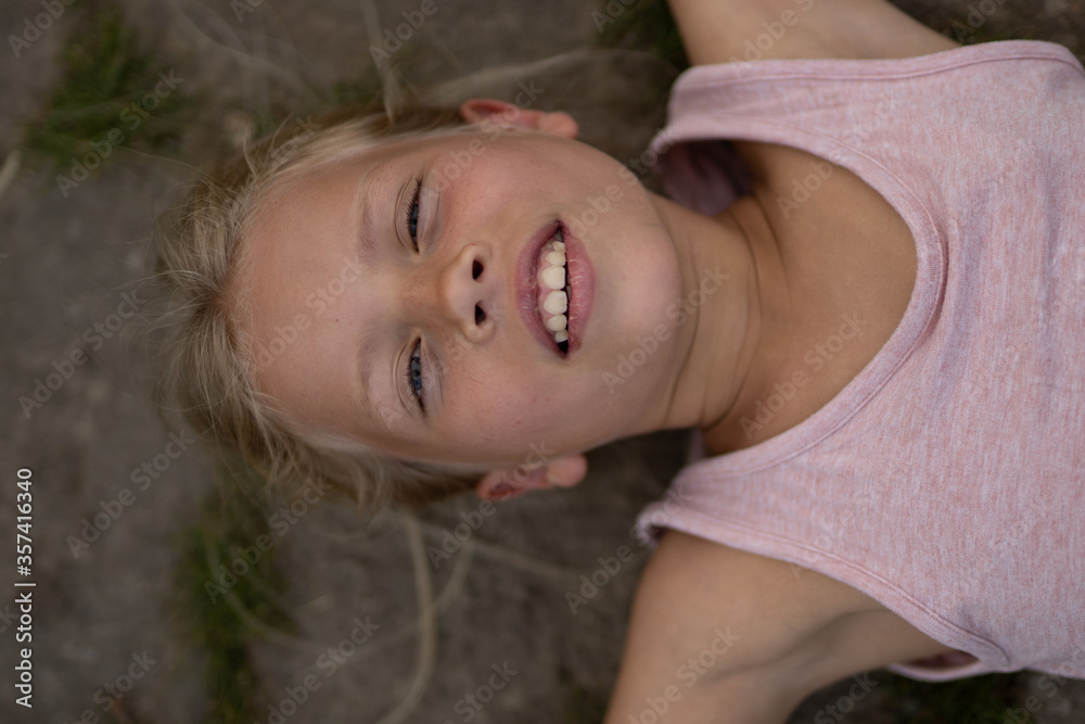 Mädchen beim unbeschwerten Spielen und Bewegen in der Freizeit, auf Wiesenpfaden, am Strand, See und dem Fluss Elbe Mädchen beim unbeschwerten Spielen und Bewegen in der Freizeit, auf Wiesenpfaden, am Strand, See und dem Fluss Elbe