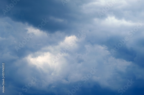 Fototapeta Naklejka Na Ścianę i Meble -  Ciel orageux avec des nuages noirs