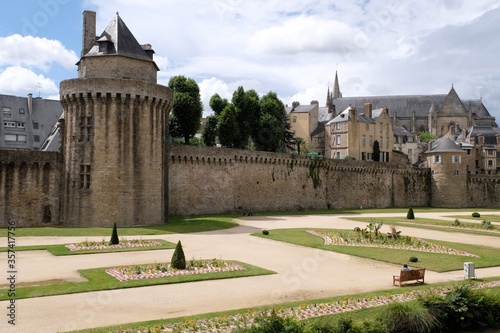 Tour du Connétable et jardin des remparts de Vannes photo