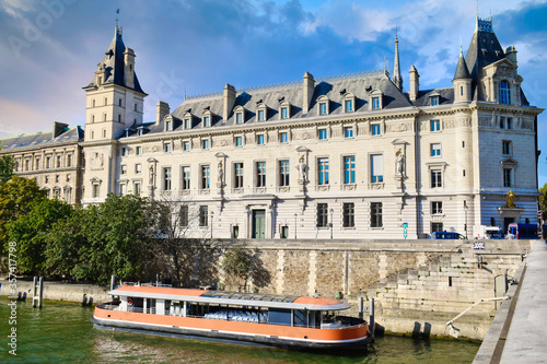 Barcaza y edificio parisino desde el puente Saint Michel sobre el rio Sena