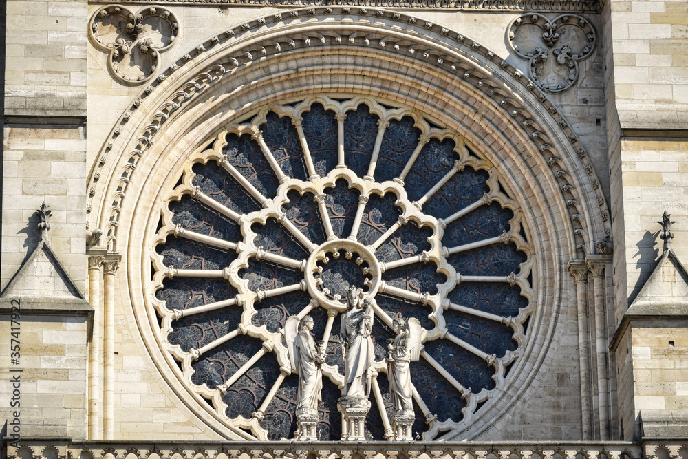 Roseton y Virgen en Notre Dame , Paris