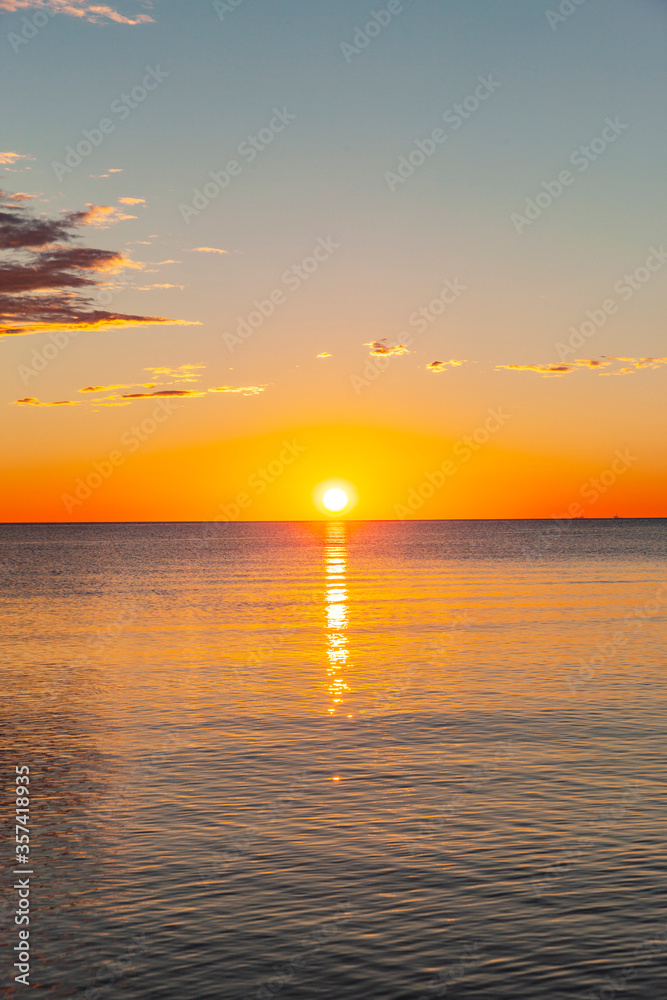 Schöner Sonnenuntergang am Meer