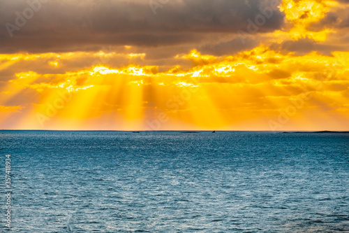 Schöner Sonnenuntergang am Meer