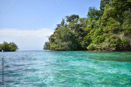 tropical island in the sea © Ziarimar