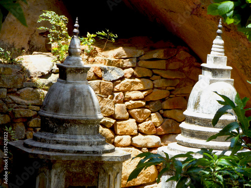 Bilde på lerret ramshackle little two pagoda in sri lanka