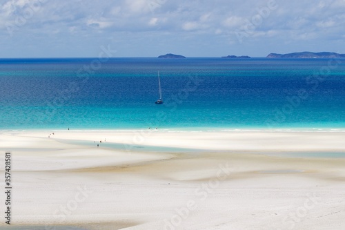 White sand beach and turquoise sea water, Whitsundays island, Australia 
