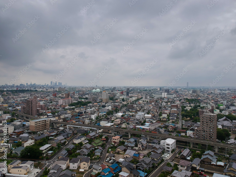 ドローンで空撮した曇りの空と名古屋市の街風景