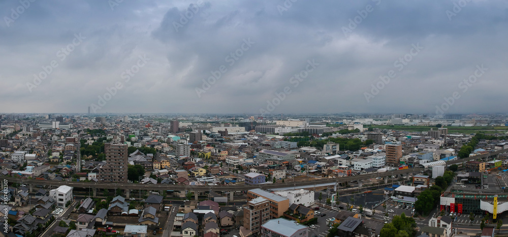 航空撮影した夏の名古屋の街並みと曇りの空