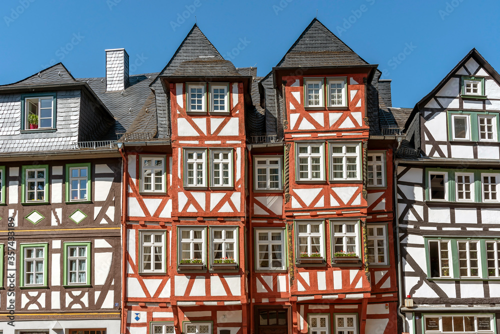 Fototapeta premium Häuserzeile mit dem Jerusalemhaus in der historischen Altstadt von Wetzlar an der Lahn