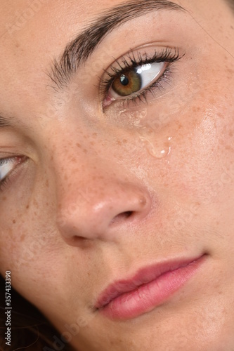 Portrait d'une femme en larmes