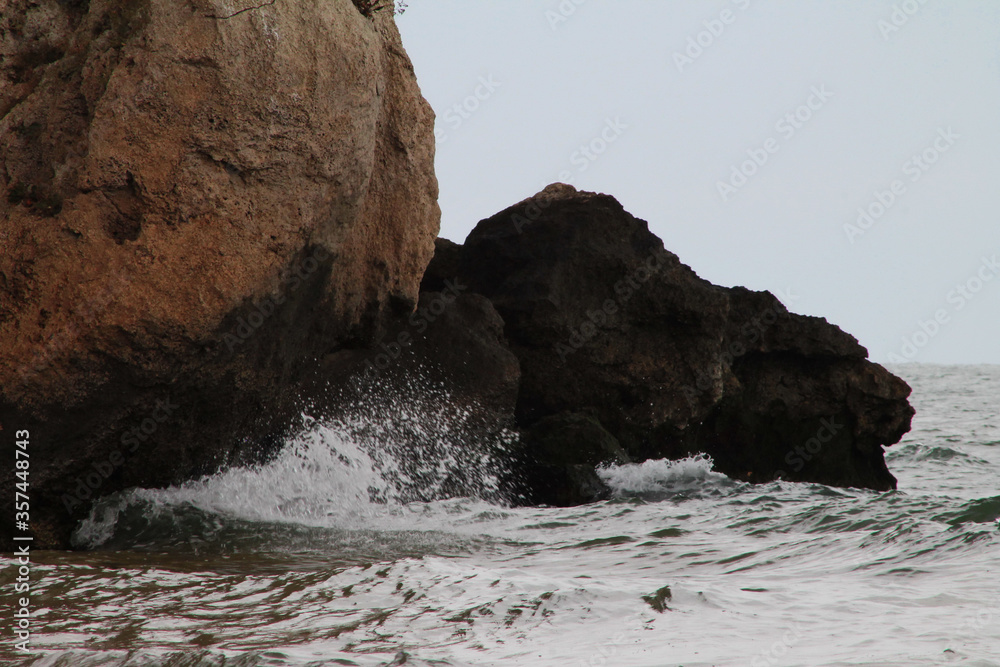 Naklejka premium Rock and sea