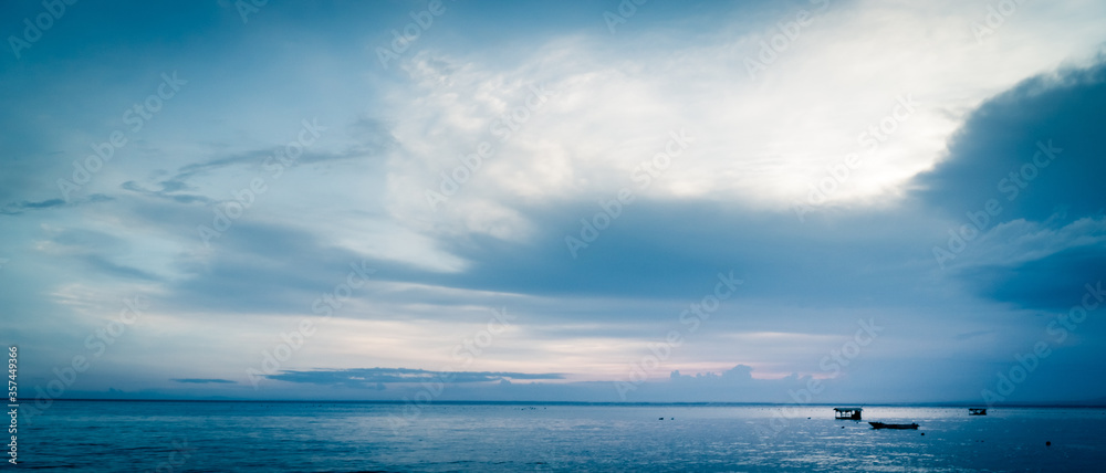 Obraz premium beautiful clouds over the sea. seascape, natural minimalistic background and texture, panoramic view banner. pastels tones