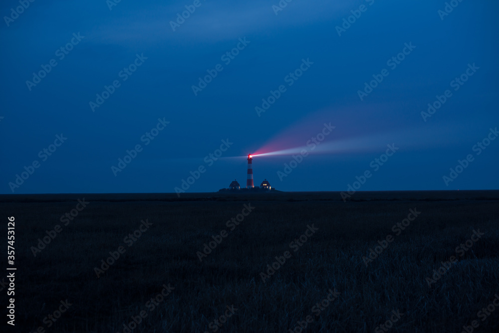 Fototapeta premium Westerhever Leuchtturm bei Nacht