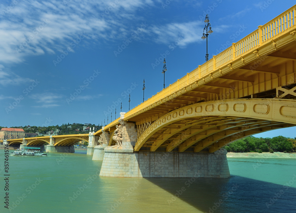 Obraz premium Margaret Bridge in Budapest, Hungary