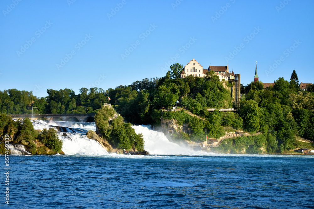 Naklejka premium Schloss Laufen-Uhwiesen am Rheinfall bei Schaffhausen in der Schweiz 20.5.2020