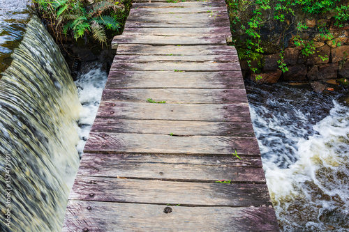 Wooden foot bridge in late summer park © Gabriel Pinheiro