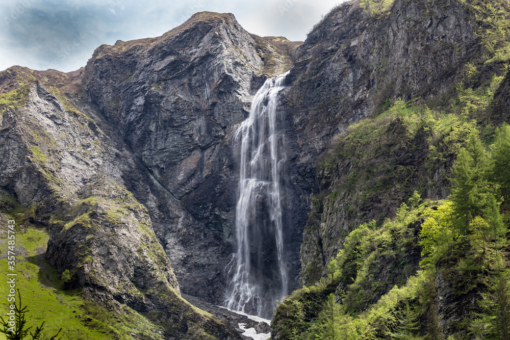 Sehr hoher Schleierwasserfall.