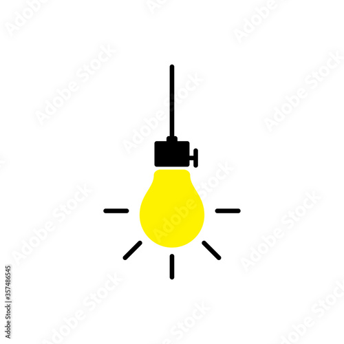 Icono plano bombilla encendida colgando de un cable con color amarillo