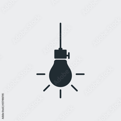 Icono plano bombilla encendida colgando de un cable en fondo gris