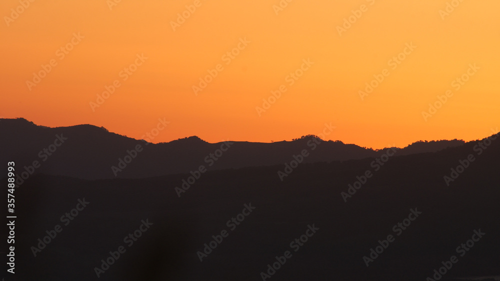 夕日と山並みのシルエット