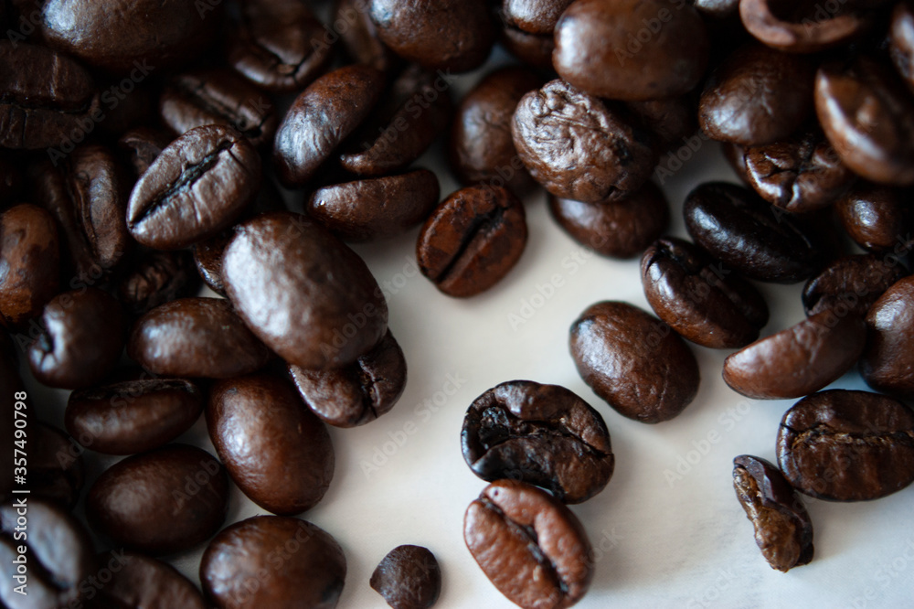 Fototapeta premium Scattered coffee beans
