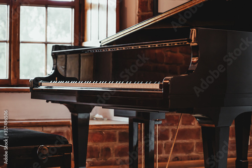 Obraz na płótnie Grand piano in a rustic room w salonie