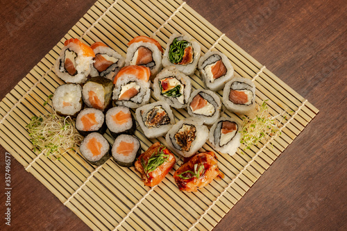 Esteira de sushi com ossomaki, uramaki, salmão flambado, philadelphia photo