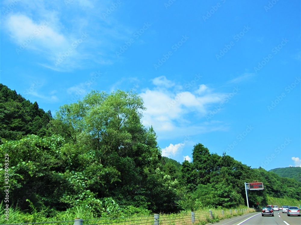 夏の高速道路