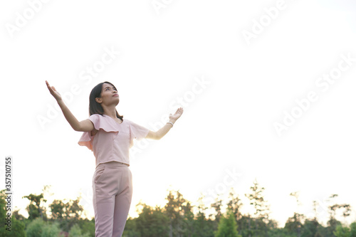 Asian women raise their hands on both sides. Get fresh air on the mountains.