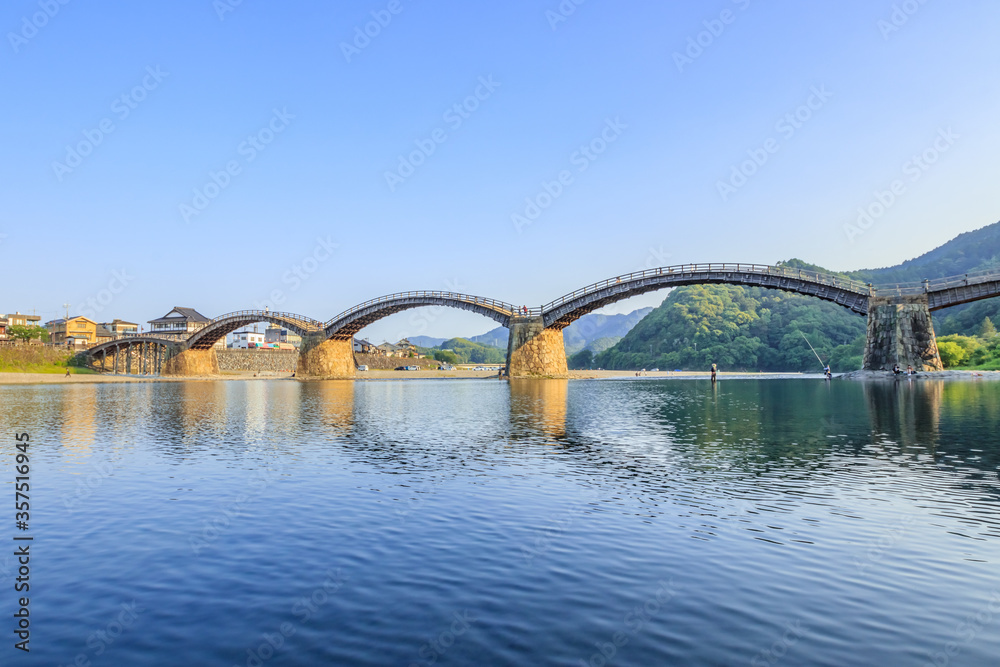 Fototapeta premium 夕暮れ時の錦帯橋 山口県岩国市 Kintaikyo Bridge in the evening Yamaguchi-ken Iwakuni city