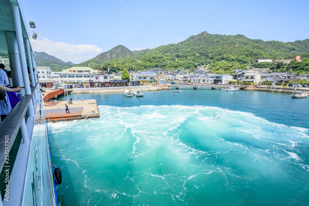 スクリュー逆回転によってできた波しぶき　フェリーと忠海港　広島県竹原市
