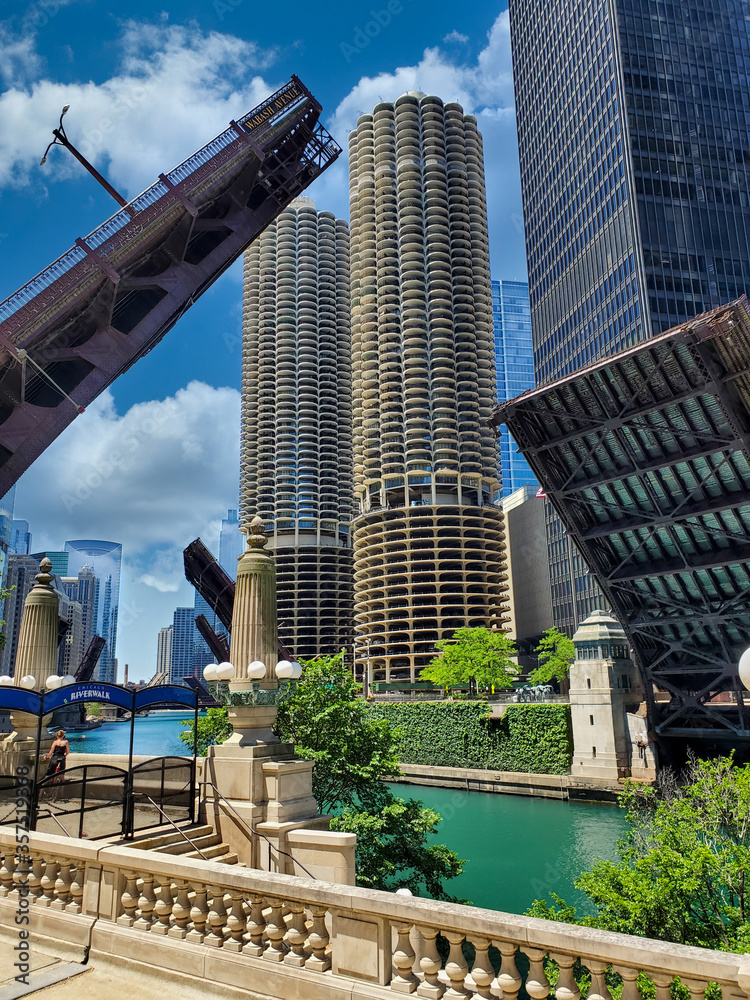 Fototapeta premium skyscrapers in downtown chicago