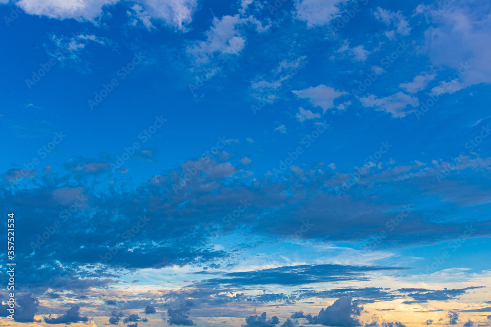 CLOUDS NUBES RARAS COLOR