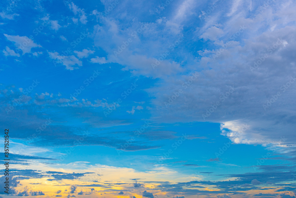 CLOUDS NUBES RARAS COLOR