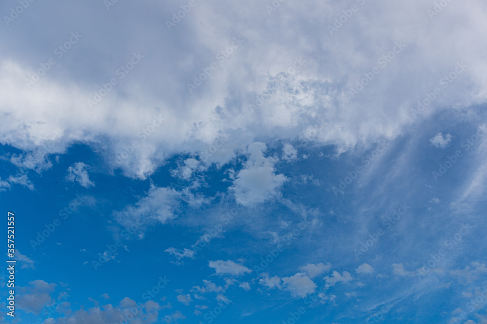 CLOUDS NUBES RARAS COLOR
