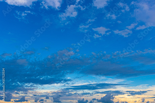 Obraz na płótnie CLOUDS NUBES RARAS COLOR w salonie