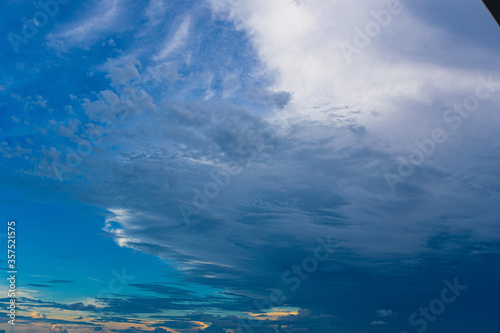 CLOUDS NUBES RARAS COLOR 