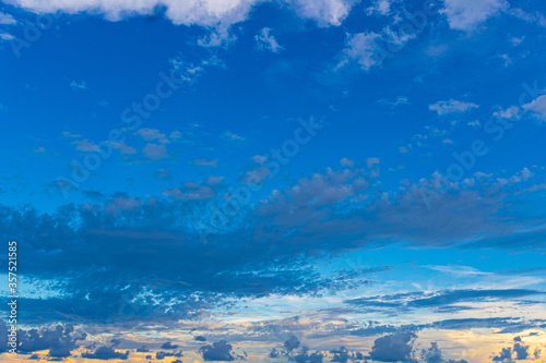 Obraz na płótnie CLOUDS NUBES RARAS COLOR w salonie