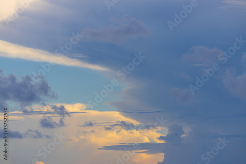 Obraz na płótnie clouds in the sky color nubes raras color w salonie