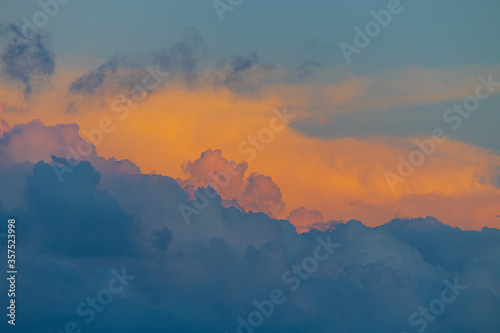Obraz na płótnie NUBES CLOUDS COLOR
w salonie